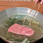 北新地しゃぶしゃぶすき焼き きらく - 特選黒毛和牛ハネシタをしゃぶしゃぶしているところ(コース料理 翡翠~かわせみ~コース)