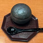 北新地しゃぶしゃぶすき焼き きらく - ふたを開ける前の生プリンの淡雪塩のせ 来店時のデザート(コース料理 翡翠~かわせみ~コース)