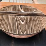 北新地しゃぶしゃぶすき焼き きらく - ふたを開ける前のしゃぶしゃぶの鍋