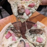 Kakimo Birumonama Ga Suki. - 牡蠣とベーコンのピザ