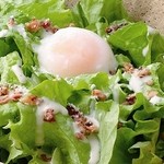Wataminchi - 半熟卵がのった有機レタスのシーザーサラダ