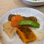 すし処 鮨賢 - 小鉢の煮物。