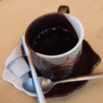 すし処 鮨賢 - 食後のコーヒー
      ホットかアイスを選べます。
      この日は、雨降ってて寒く感じたので、ホットを注文。