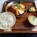 243676337 - Cランチ（ハンバーグとカニコロッケ）850円 ♪