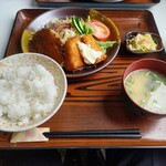 243676329 - Cランチ（ハンバーグとカニコロッケ）850円 ♪