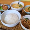Sawadee Lemongrass Grill - 本日の日替りカレーのランチ(税込1,200円)
①ピリ辛の春雨サラダ②鶏唐揚げのピリ辛甘酢掛け③豚肉のガパオ④鶏肉&茄子のグリーンカレー⑤白ご飯⑥トムヤムクン
日本人向けに調整した味わいでした