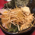 豚骨醤油ラーメン 王道家 - ニンニクなどガッツリトッピング