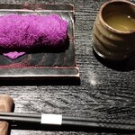 Wasai Hanamizuki - おしぼりとお茶。紫は凄い色