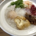 Dini - 海鮮粥(油条、海老団子、イカ、水菜、海老、搾菜梅肉和え、赤ネギ炒め)を温めながらいただきました。