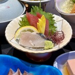 お食事処 楽 - 刺身（本まぐろ・鰆の焼霜造り）