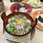 回転寿し まつりや - ユッケ風のミニ丼。