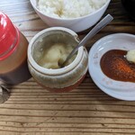 コケコッコー共和国 - 焼いている間は小皿に追い味噌、にんにく、一味唐辛子をセッティングしておきましょーw