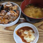コケコッコー共和国 - 焼けたお肉は丼に(⁠^⁠^⁠)