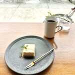 1ST FLOOR COFFEE - ドリップコーヒーのホット(深煎り)とチーズケーキ