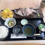 季節料理 舞 - お魚（刺身、煮付等）＋野菜の天ぷら＋小鉢＋お吸い物＋ご飯が基本の構成です。ご飯はおかわり無料です。
