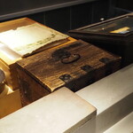 鮨 惣五郎 - 海苔ケースがアンティークな木箱