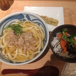 Dashi Cha Duke Purasu Niku Udon En - 肉うどん、サーモンといくら丼、ちくわ天。