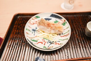 Ogata - グジの鱗焼きに春キャベツ