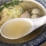 Tori Tonkotsu Ichigaku - 淡麗鶏塩ソバのスープのアップ