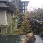 ラ・ロカンダ - 中庭は和の演出ですね。