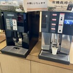 石釜パン工房 Bon Pana - イートインスペースにある、無料のコーヒー焙煎・注ぎ機