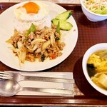 恵比寿 ガパオ食堂 - ガパオごはん(目玉焼き付き)