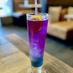 AQUA Table - セットドリンクのハーバルティーは、お茶を使ったノンアルドリンク。紫と青が美しく甘さは控えめ。フルーティーなドリンクです✨