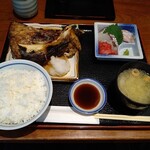 Binchousumi Biyaki Jige - ランチ（鮪かま炭火焼とお刺身）