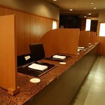 Teppan Yaki Nanami - カウンター席にて2名様毎にパーテーションを設置しております。