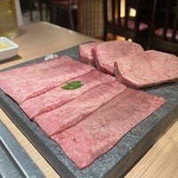 焼肉 黒田 - 厚切り上タン塩（右）
                黒田のタン塩（左）