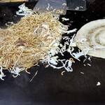 Okonomiyaki Shibata - 豚肉とそばを炒めて、キャベツとあえたら
                        うす焼き生地にONする兵庫っぽい「モダン焼き」