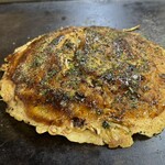 Okonomiyaki Shibata - おおぉ！結構な大きさやで (º ﾛ º๑)
                        
                        そばに味付けしてたから最初は控えめソースに、粉ガツオ･青のり、、、意外に薄味やったから追いソースしたでなb(ˊᗜˋ*)❑””