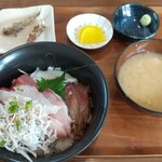 マル佑 - 料理写真:おすすめ丼 ¥1500(キハダマグロ、ヒラマサ、釜揚げしらす、マダイ、ブリ、ヤリイカ、スズキ)