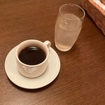 近江牛創作料理 久ぼ多屋 - サービスの コーヒーと アップルジュース