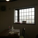 キッチン ブルー グローブ - その奥の席