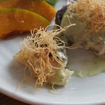 キッチン ブルー グローブ - ポワレをカット、カダイフを乗せます