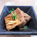 輪恩 - お通しは厚揚げの煮たヤツ。