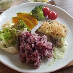 キッチン ブルー グローブ - ご飯、サラダを乗せて、ソースを吸わせます