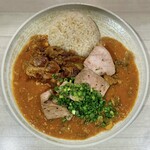 吉田カレー  - 広島県産牡蠣と鹿児島県産熟成牛のカレー 小の半分・
      千葉県産マーガレットポークもも角切りローストポーク・豚ハーフ