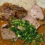 吉田カレー  - 千葉県産マーガレットポークもも角切りローストポーク