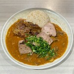 吉田カレー  - 広島県産牡蠣と鹿児島県産熟成牛のカレー 小の半分・
      千葉県産マーガレットポークもも角切りローストポーク・豚ハーフ