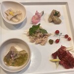 焼肉あきら漸 - ・前菜盛り合わせ5種
      サガリ刺し〜梅肉醤油和え
      ホルモンMIXオクラのジュレ〜ギアラ、小腸、ツラミ
      ハチノスの青唐辛子煮
      豚ガツの木の芽味噌和え
      ミノの柚子胡椒和え