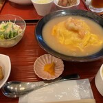 Shisen Gyouzabaru Paopao - 天津飯定食。サラダ、玉子スープ、唐揚げ付きです。