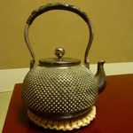 なかむら - 2014年2月　皮と骨を残したぐじにかける、出汁が入った鉄瓶！素敵過ぎます☆☆☆