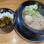 とんこつらぁ麺 松もと - とんこつラーメン煮卵入り