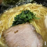 まるげんラーメン - 鶏油で覆われたスープ表面。