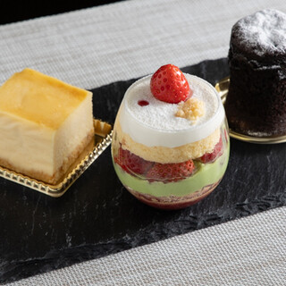 フレンチの経験豊富なシェフが作る3種の自家製ケーキがおすすめ