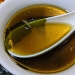 上海軒 - 珍しく色の濃いスープ
            具がワカメなのも相まって味噌汁みたいな味