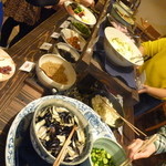 阿古屋茶屋 - 皆さん思い思いに取っていきます