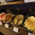 阿古屋茶屋 - 器も一つ一つ違って見るのも楽しい